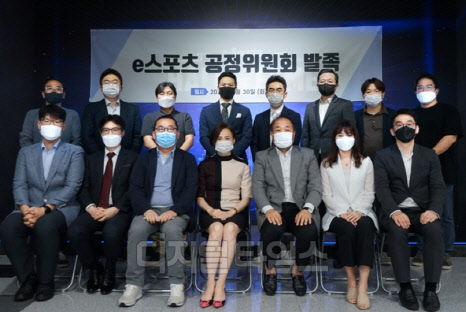 조영희 e스포츠 공정위원장(첫번째 줄 왼쪽부터 네번 째)을 포함한 e스포츠 공정위원회 위원 및 종목사, 한국e스포츠협회 관계자들이 사진을 찍고 있다. 한국e스포츠협회 제공
